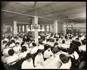 Vrouwen zittend voor een maaltijd in de eetzaal van de Metropolitan Life Insurance Co. aan 23rd Street en Madison Avenue, New York, 1907